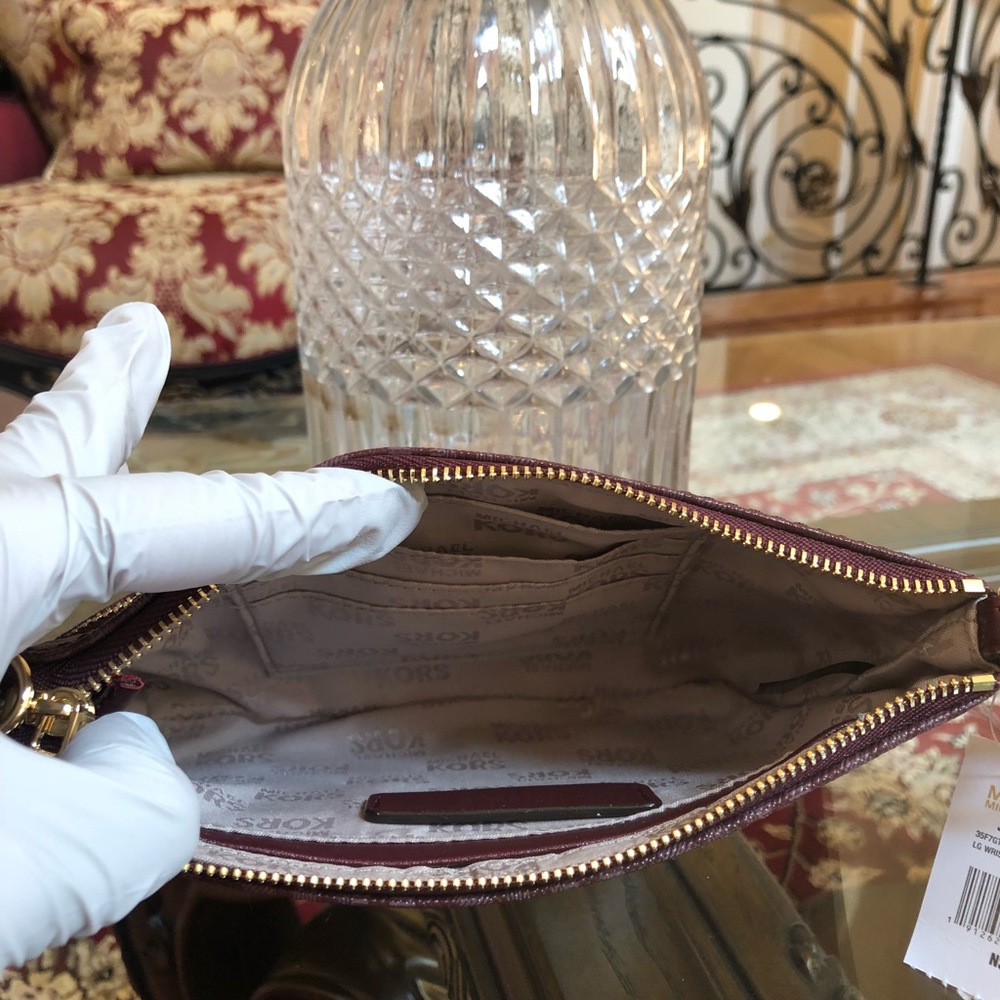 Authentic Michael Kors wristlet wallet in plum - Picture 6 of 8